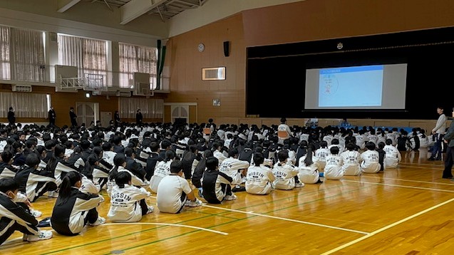 12月3日（水）日進市立日進中学校にて人権・国際理解講演会を行いました